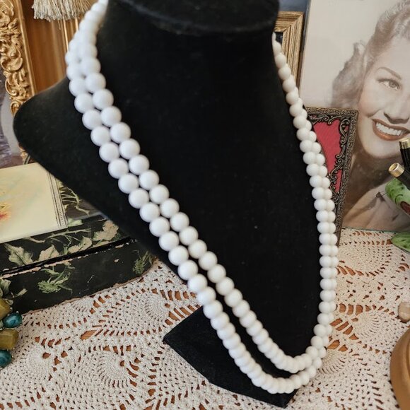 Vintage White Milk Glass Necklace - Picture 6 of 6